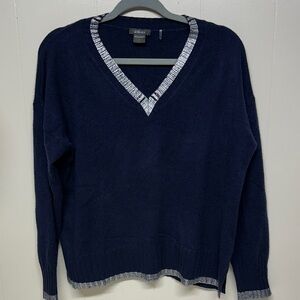 Chic Navy V-Neck Sweater with Silver Accents pure Cashmere